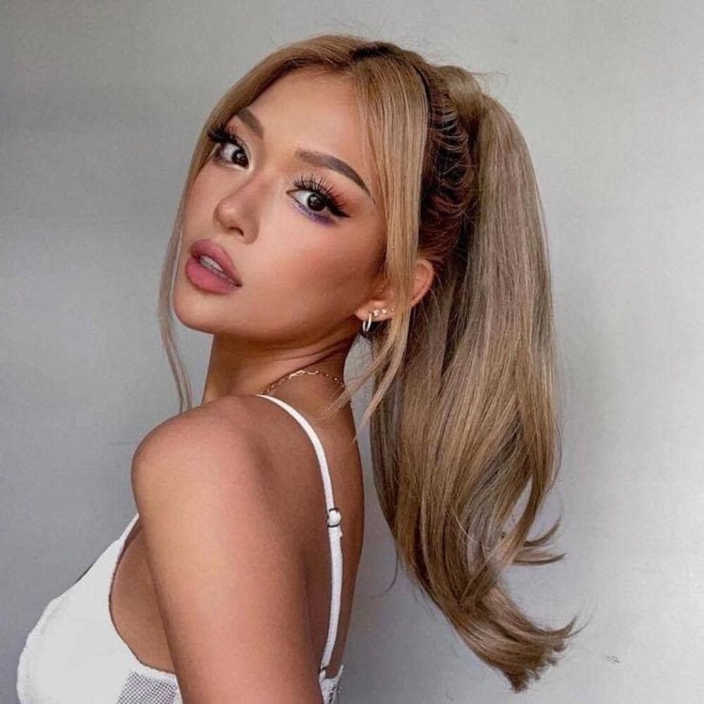 INH INSERT NAME HERE Liane in Ash Blonde, 18" mid-length with soft curls